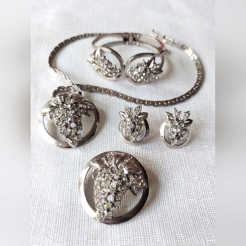 Vintage Grape Motif Jewelry Set
